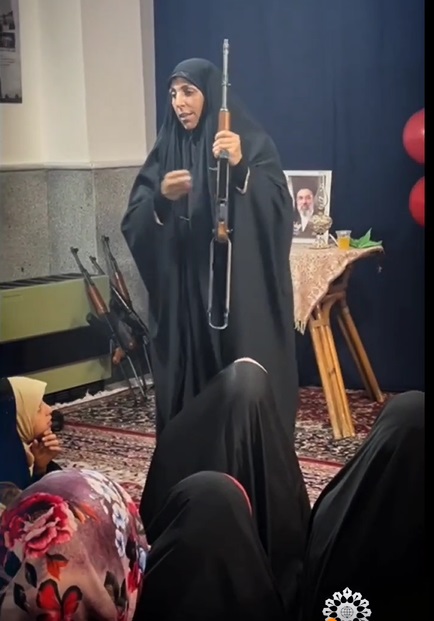 آموزش بکارگیری اسلحه به دختران عضو کانون فرهنگی حضرت مهدی